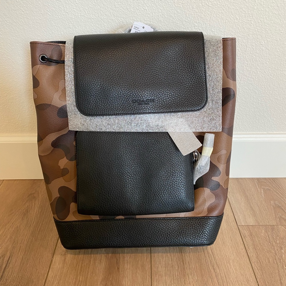 TURNER BACKPACK WITH CAMO PRINT (COACH C2947)
QB/SADDLE BLACK